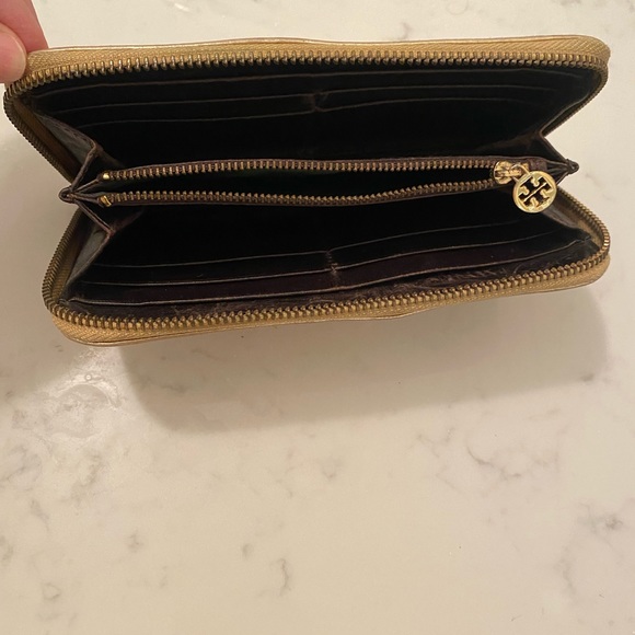 Tory Burch gold zipper wallet with gold logo - Picture 6 of 9